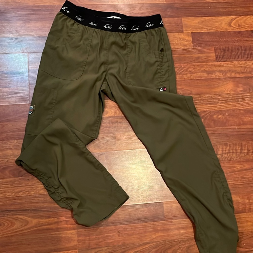 Koi lite olive green scrubs Medium bottom, large top